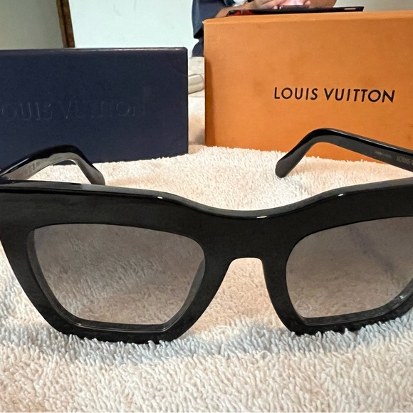 Louis Vuitton Black Bold Frame Glasses - Picture 1 of 8